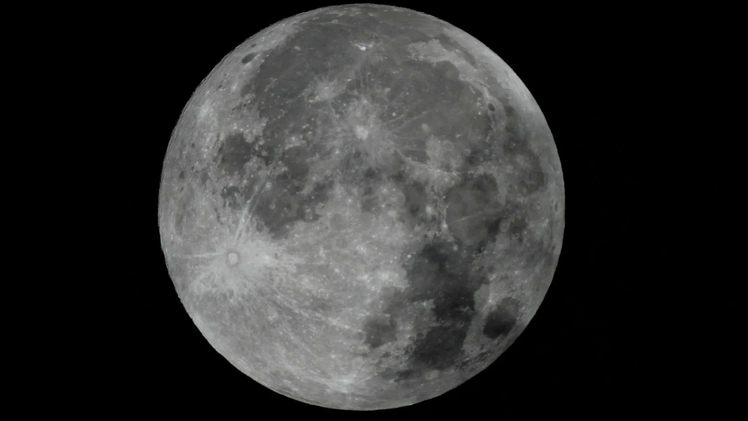 Mehr über den Artikel erfahren Der Wurm-Vollmond im März schlängelt sich durch eine subtile Mondfinsternis in atemberaubenden Fotos