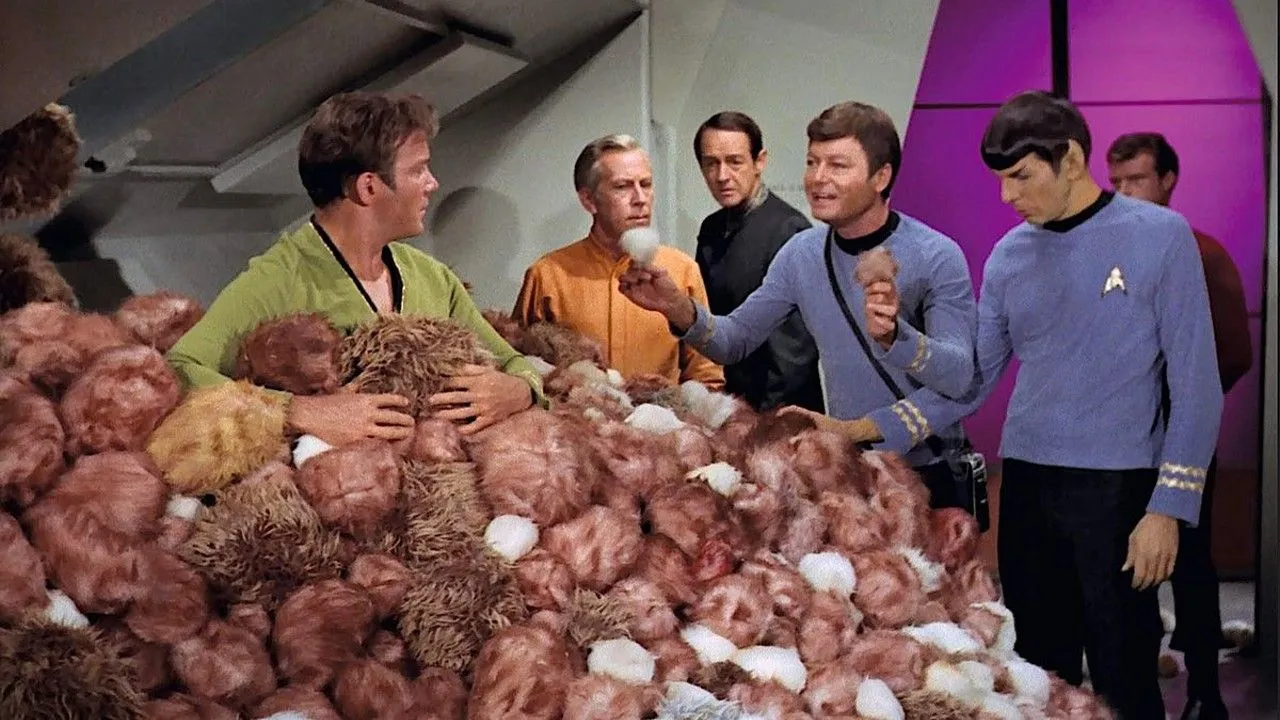 Mehr über den Artikel erfahren ‚Star Trek: Die illustrierte mündliche Geschichte: The Original Cast“ verrät, wie William Shatner über Tribbles dachte (exklusiv)