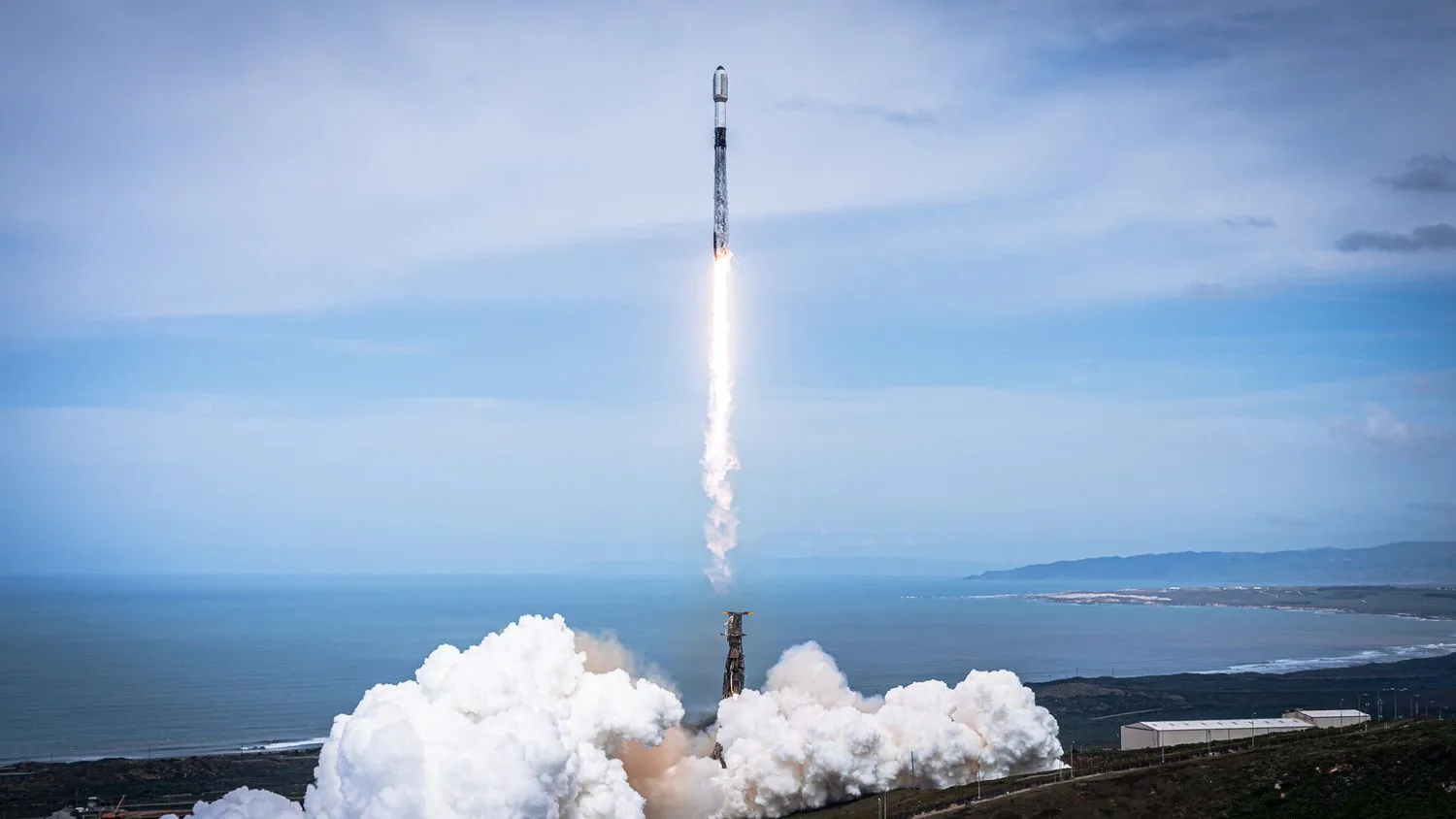 Mehr über den Artikel erfahren SpaceX startet heute Abend 23 Starlink-Satelliten von Kalifornien aus im 2.