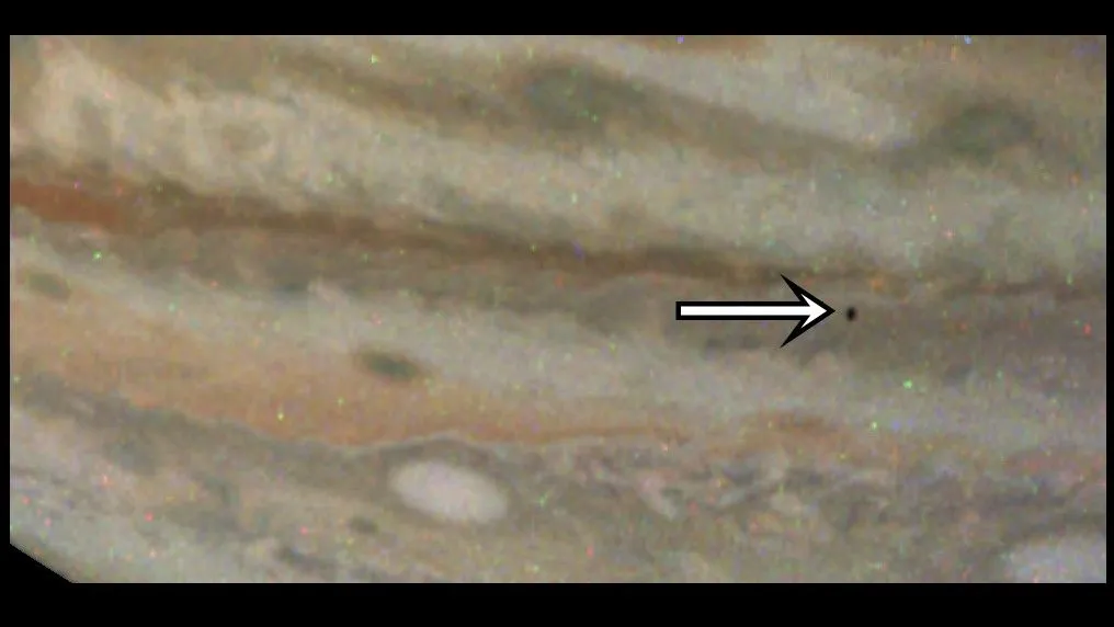 Mehr über den Artikel erfahren Der geheimnisvolle Jupitermond Amalthea kreuzt den Großen Roten Fleck (Foto)