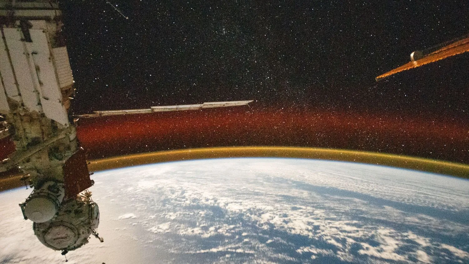 Mehr über den Artikel erfahren Sehen Sie, wie die Erdatmosphäre auf einem wunderschönen Foto, das von der ISS aus aufgenommen wurde, golden leuchtet