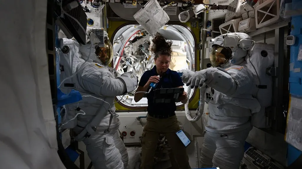 Mehr über den Artikel erfahren NASA verschiebt ISS-Weltraumspaziergang nach „Unbehagen im Raumanzug