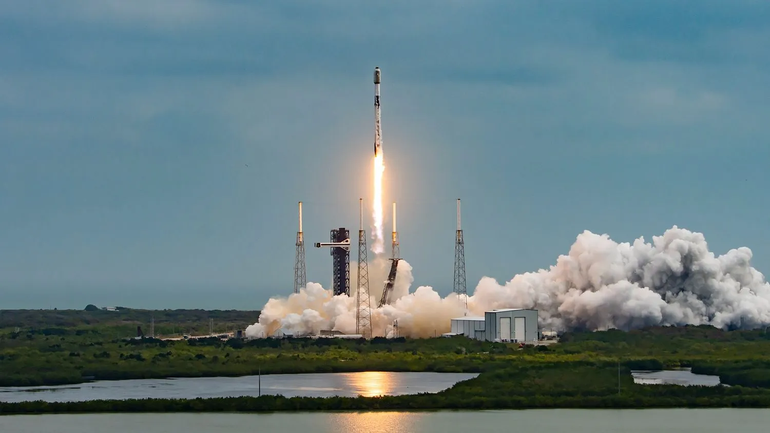 Mehr über den Artikel erfahren SpaceX startet heute Abend 23 Starlink-Satelliten beim dritten Start in weniger als 24 Stunden