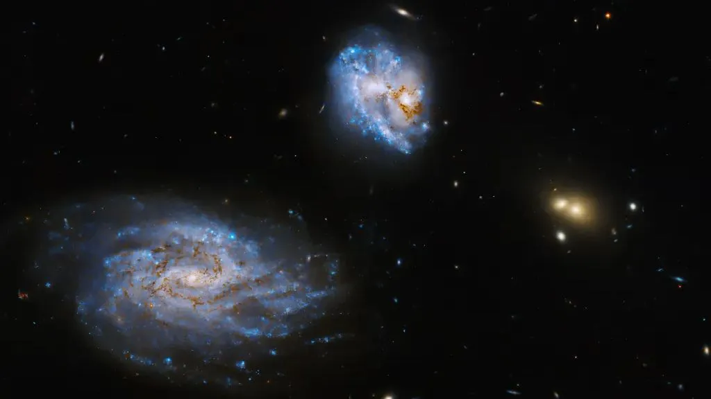 Mehr über den Artikel erfahren Hubble-Weltraumteleskop sieht kollidierende Galaxien mit leuchtenden Sternen