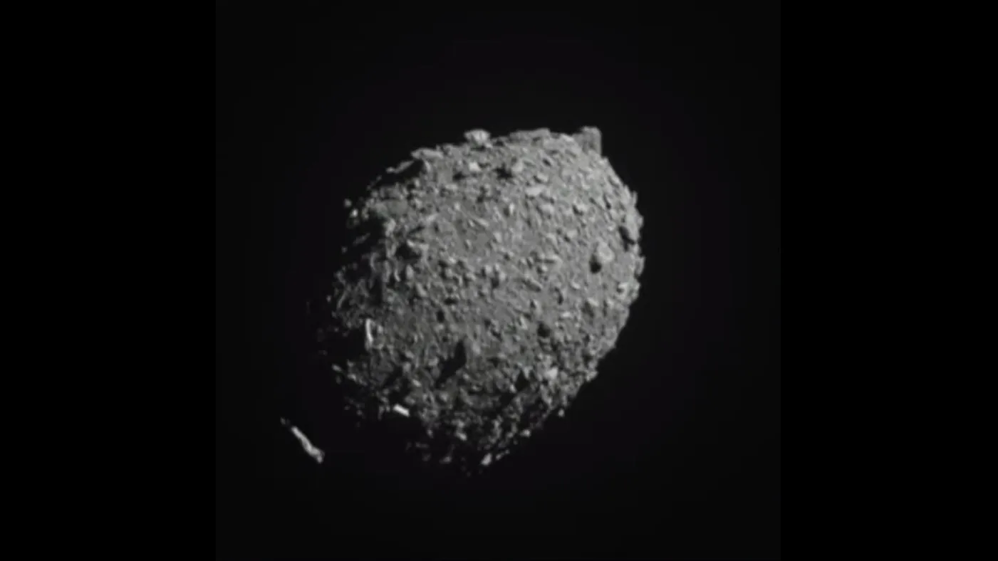 Mehr über den Artikel erfahren Die DART-Mission der NASA hat ihren Ziel-Asteroiden in eine neue Form gehämmert. So geht’s