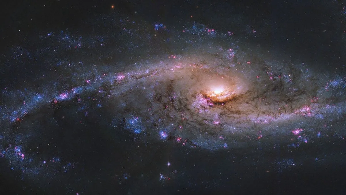 Mehr über den Artikel erfahren Spiralgalaxie mit Sternenausbruch leuchtet in atemberaubendem Hubble-Teleskop-Bild