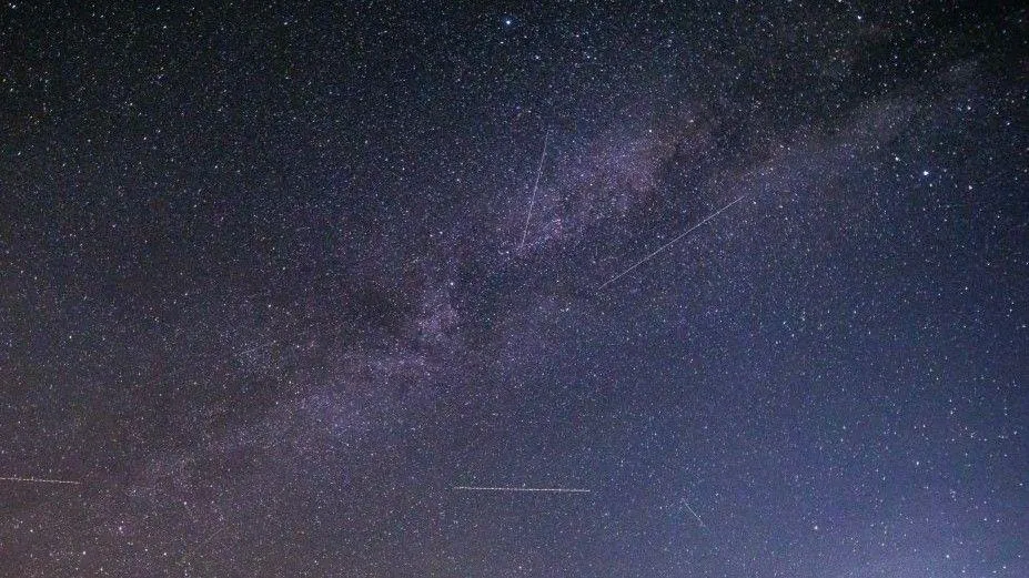 Mehr über den Artikel erfahren Wie man den Unterschied zwischen Meteor- und Satellitenstreifen auf Fotos erkennt