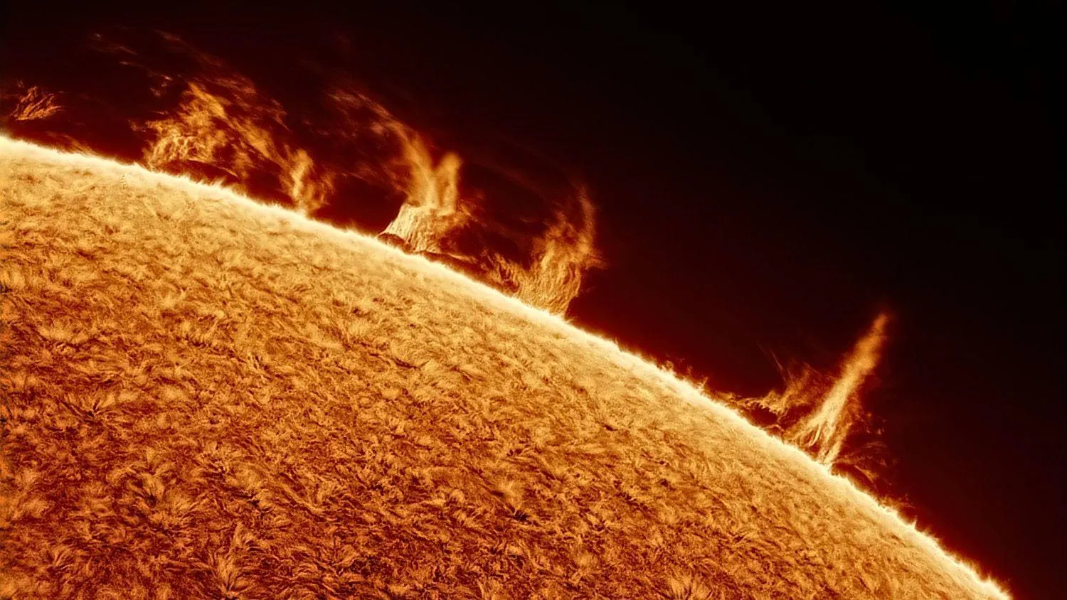 Mehr über den Artikel erfahren Astrofotograf fängt atemberaubend detaillierte Fotos von unserer „unscharfen“ Sonne ein