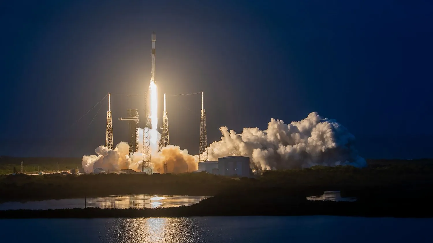 Mehr über den Artikel erfahren SpaceX startet heute Abend 22 Starlink-Satelliten von Kalifornien aus