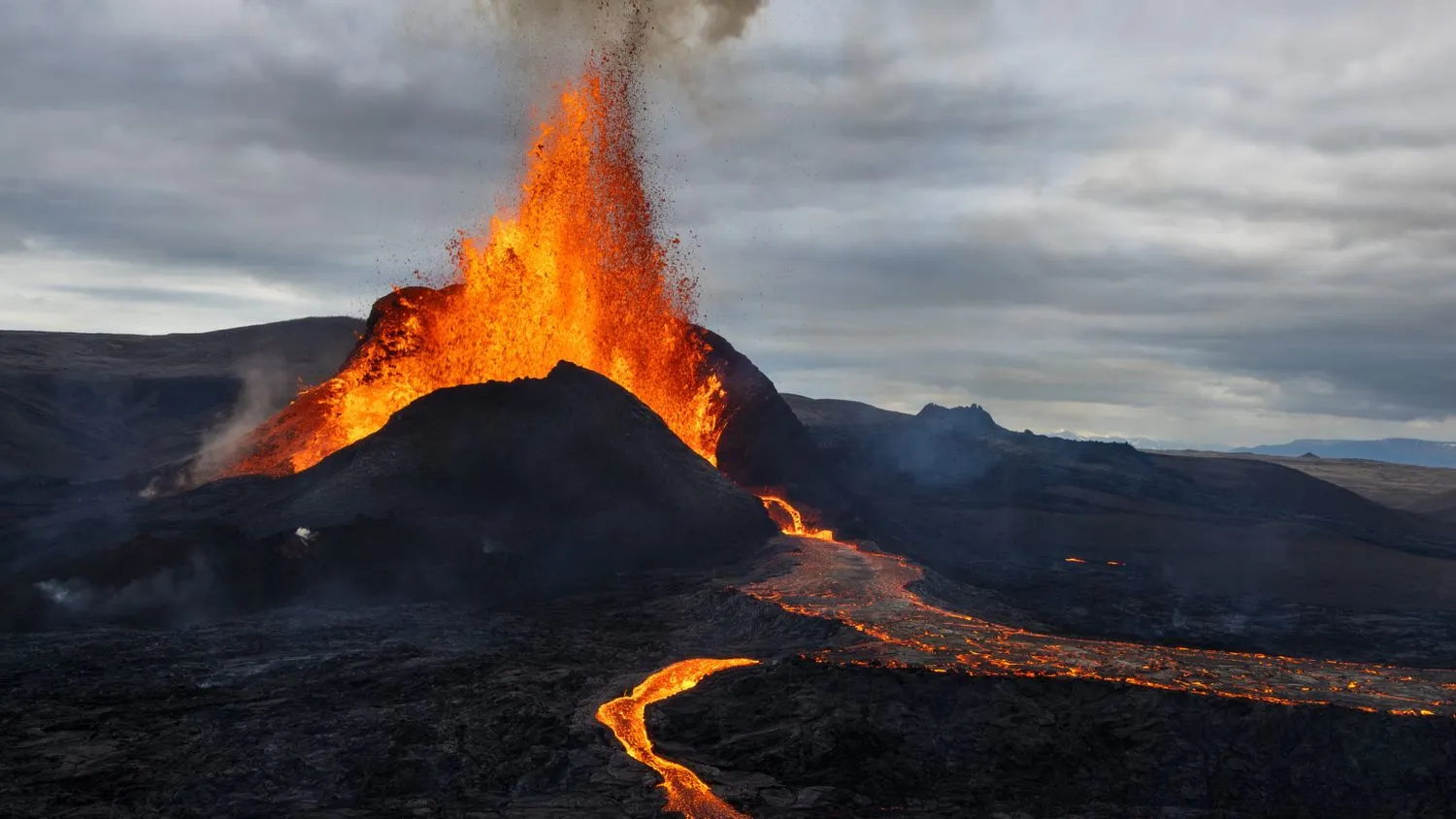 Mehr über den Artikel erfahren Um Vulkanausbrüche besser vorhersagen zu können, muss man tief graben – sehr tief