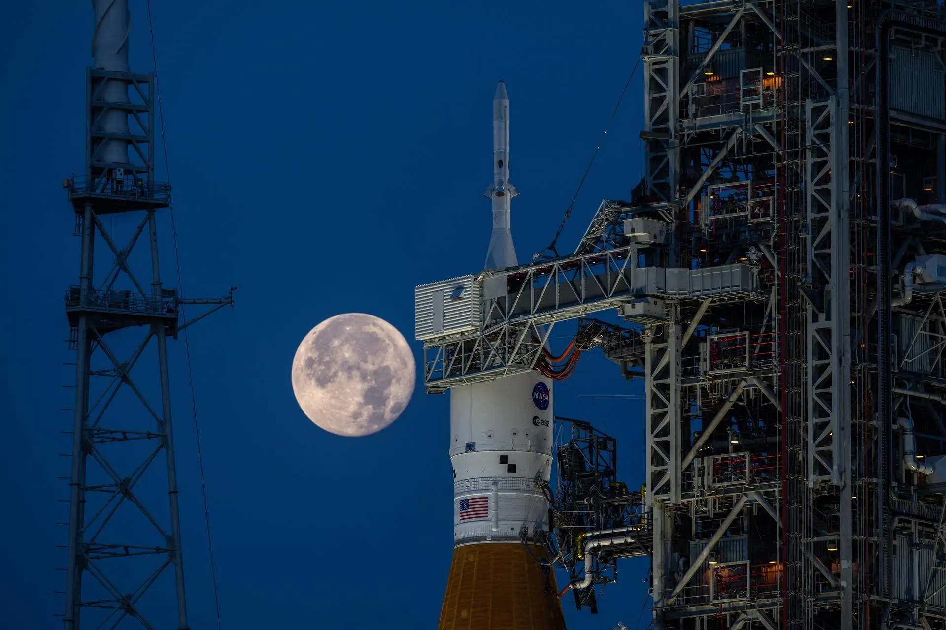 Mehr über den Artikel erfahren NASA muss „Alternativen“ in Betracht ziehen, um Artemis-Astronauten auf den Mond zu bringen, sagen Experten im US-Kongress