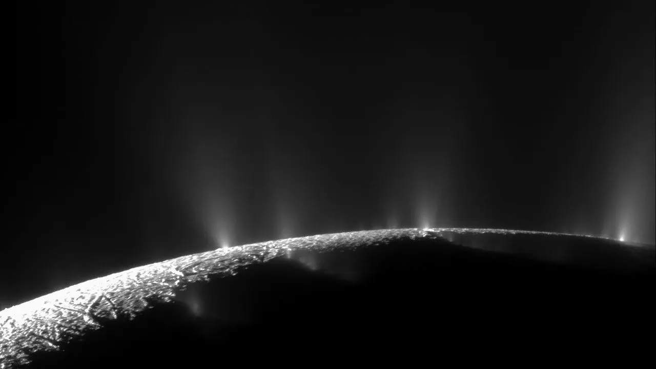 Mehr über den Artikel erfahren Auf dem Saturnmond Enceladus gibt es einen seltsamen, verschwindenden dunklen Fleck