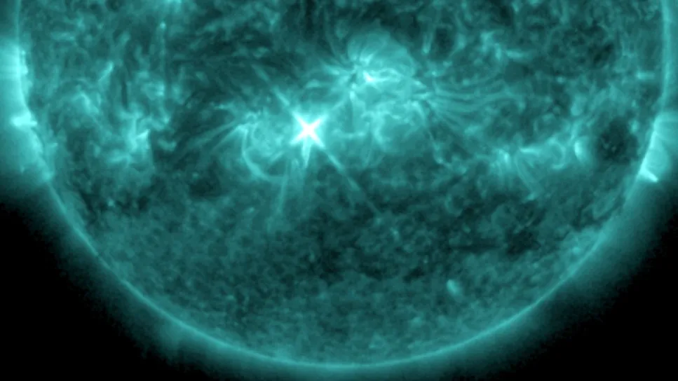 Mehr über den Artikel erfahren Weihnachtliche Sonneneruptionen brechen auf der Sonne aus. Werden sie zum Jahresende 2024 ein Polarlicht-Feuerwerk auslösen?