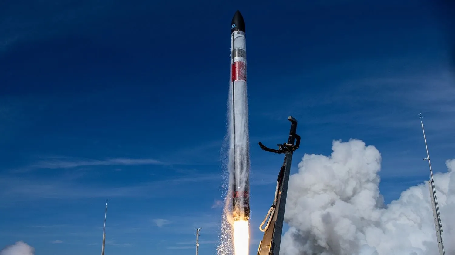 Read more about the article Rocket Lab startet 4 private Satelliten und birgt Booster am 28. Januar