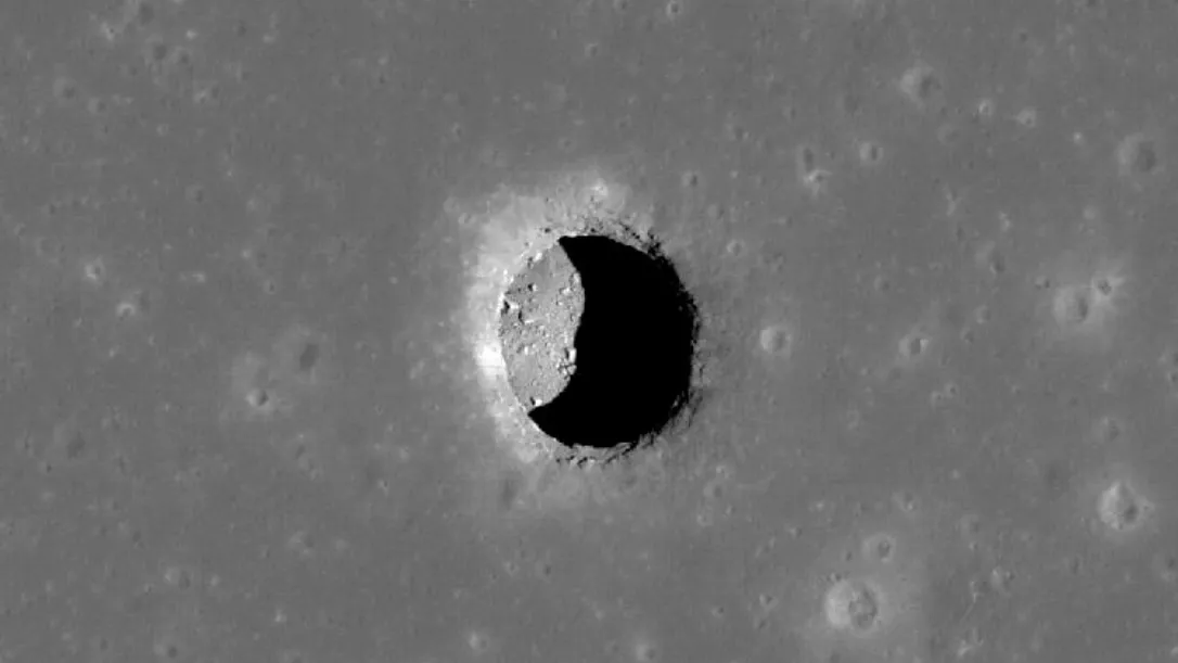 Mehr über den Artikel erfahren Neu entdeckte Höhle auf dem Mond könnte zukünftige Mondastronauten beherbergen