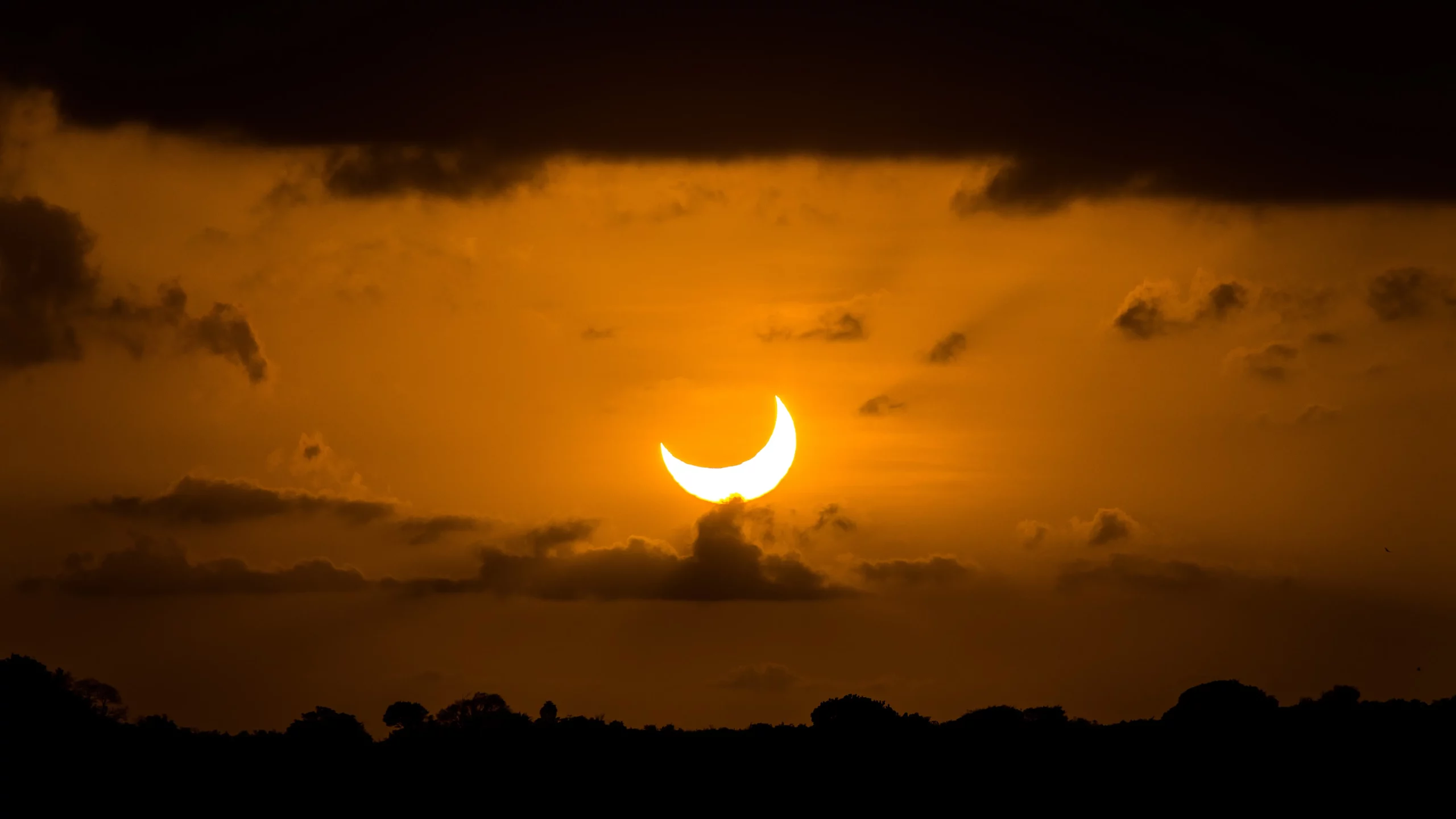 Mehr über den Artikel erfahren Partielle Sonnenfinsternis in 1 Monat – Der Mond wird am 29. März in die Sonne „beißen