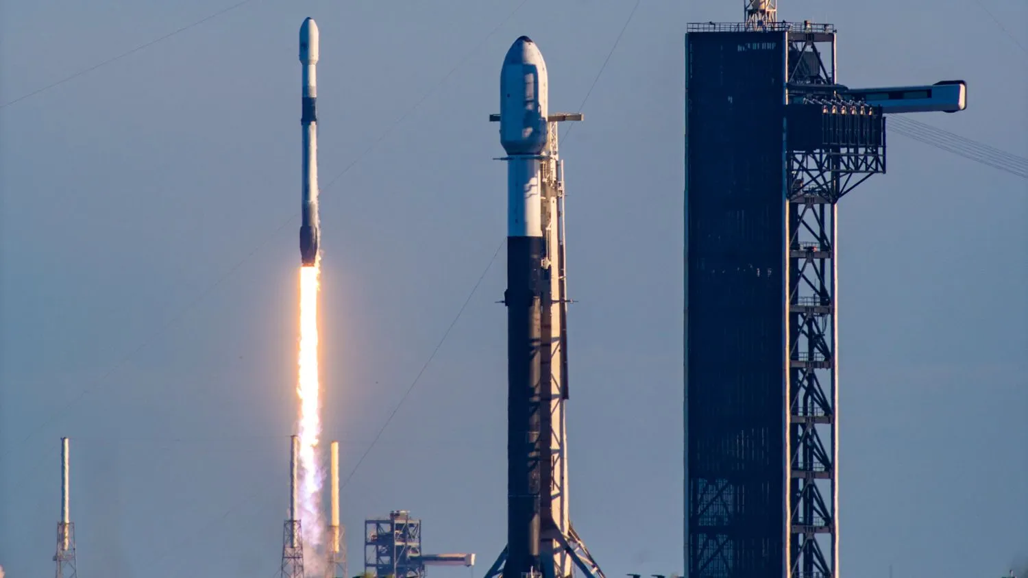 Mehr über den Artikel erfahren SpaceX will heute indonesischen Kommunikationssatelliten starten