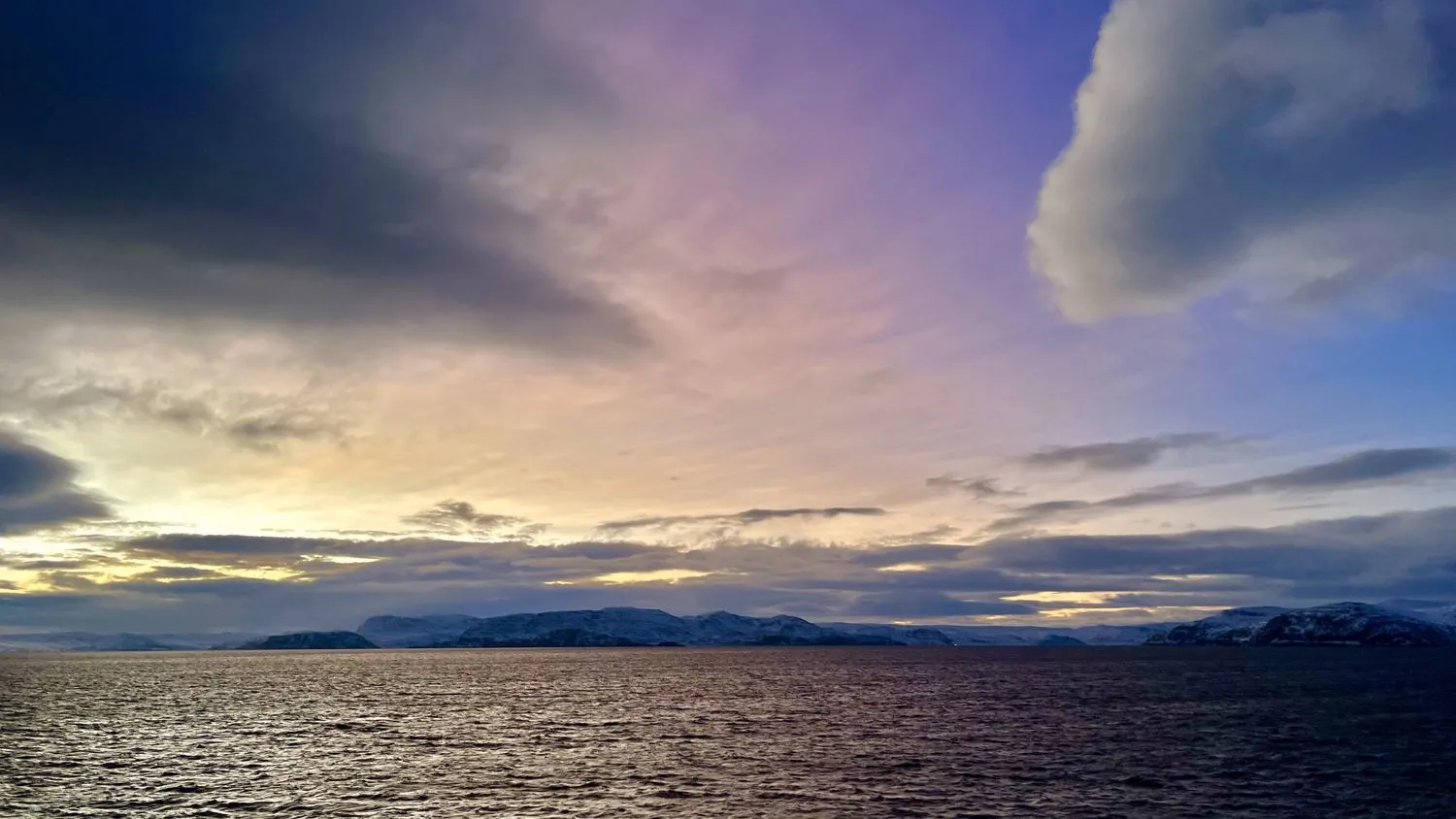 Mehr über den Artikel erfahren Auf Wiedersehen Sonne: Wie es ist, die Polarnacht an Norwegens zerklüfteter Küste zu erleben