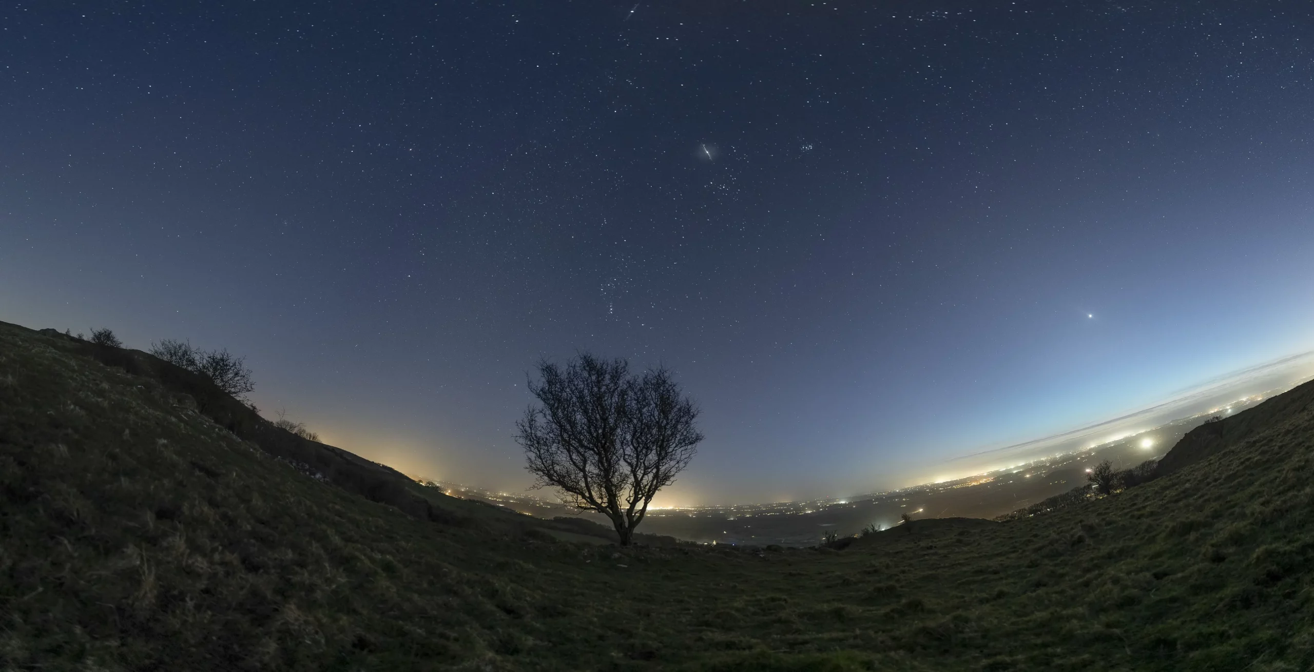 Mehr über den Artikel erfahren Astrofotograf fängt „seltene“ Planetenparade ein, als sich 7 Planeten am Nachthimmel ausrichten (Foto)