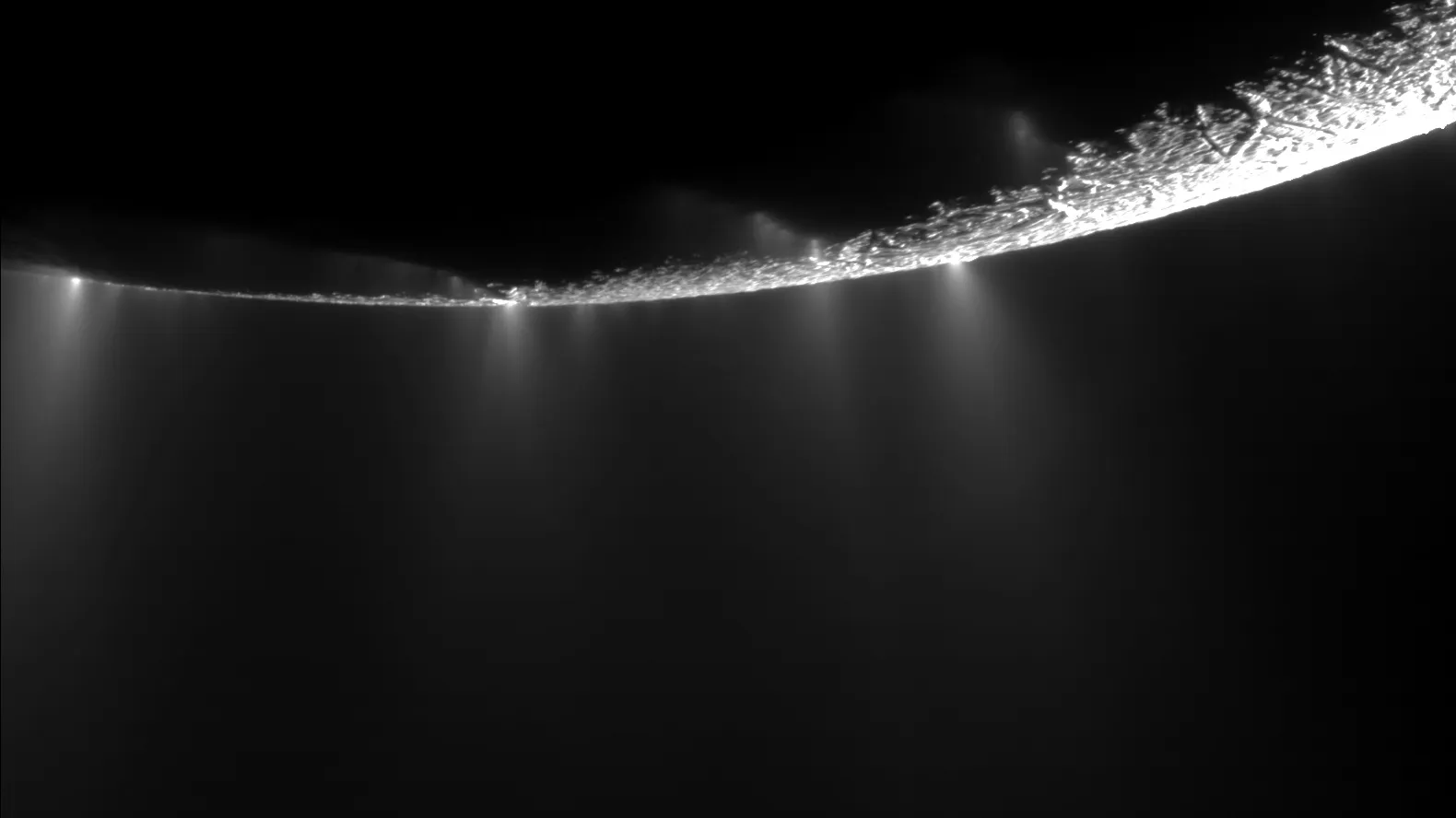 Mehr über den Artikel erfahren Geysire auf dem Saturnmond Enceladus stammen möglicherweise nicht aus seinem unterirdischen Ozean