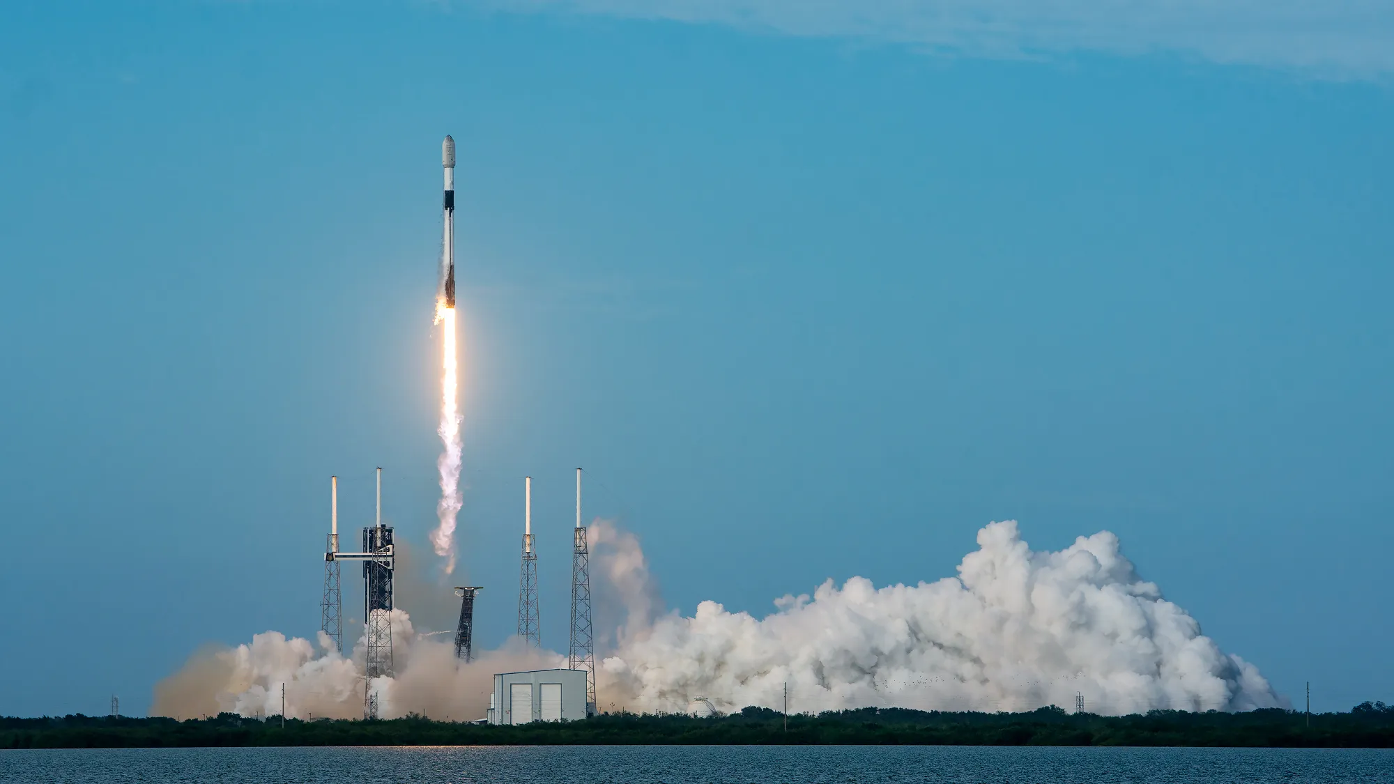 Mehr über den Artikel erfahren SpaceX startet heute Telekommunikationssatelliten von Florida aus