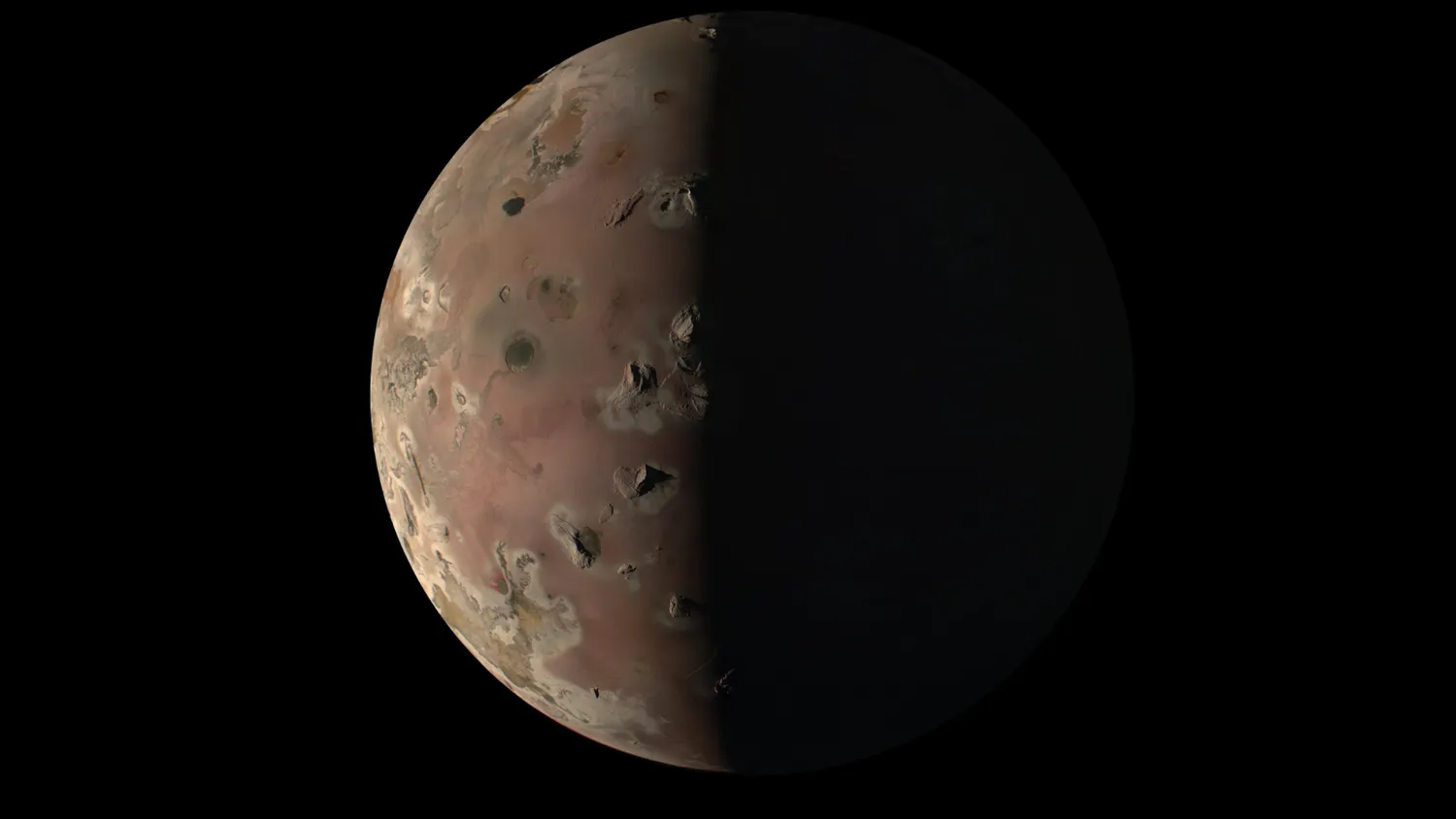 Mehr über den Artikel erfahren NASA-Raumsonde Juno zeigt Jupiters Vulkanmond Io in spektakulären neuen Bildern wie nie zuvor