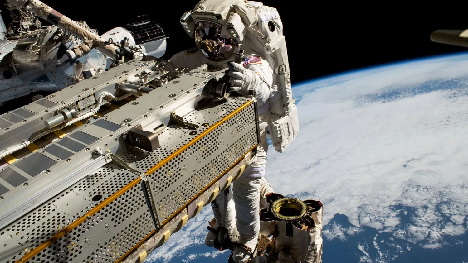 Mehr über den Artikel erfahren ISS-Astronauten bereiten sich auf das Sammeln von Proben von Mikroorganismen während des bevorstehenden Weltraumspaziergangs vor, da sich der Start der Starliner-Besatzung verzögert