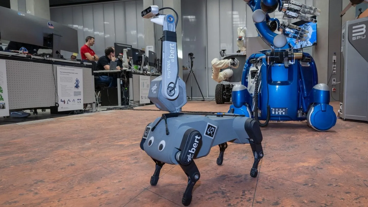Mehr über den Artikel erfahren ISS-Astronaut steuert Bert den hundeähnlichen Roboter auf der Erde während einer simulierten Marsmission