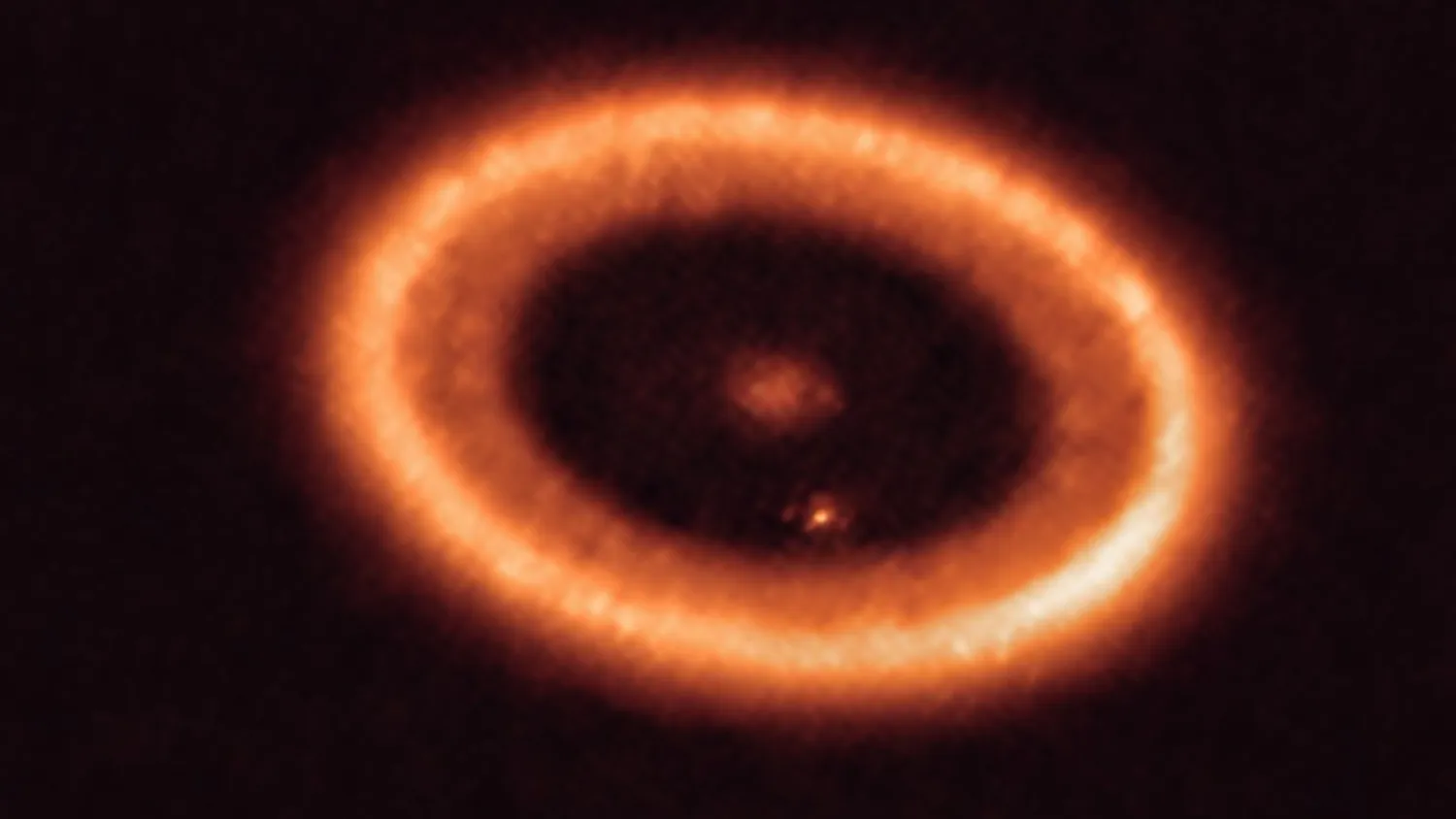 Mehr über den Artikel erfahren JWST entdeckt Hinweise auf die Bildung von Exomonen in einem jungen Sternensystem