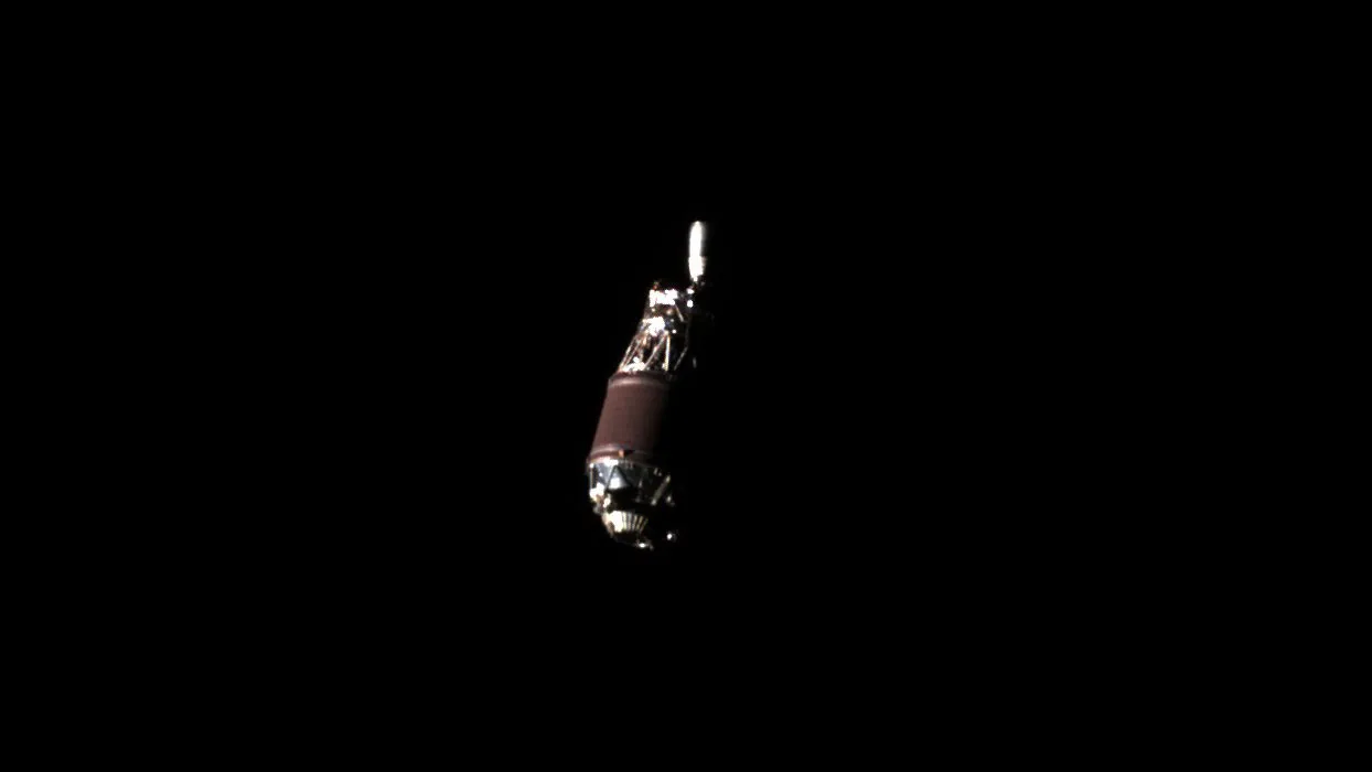Mehr über den Artikel erfahren Wow! Private Weltraumschrottsonde macht historisches Foto von ausrangierter Rakete in der Umlaufbahn