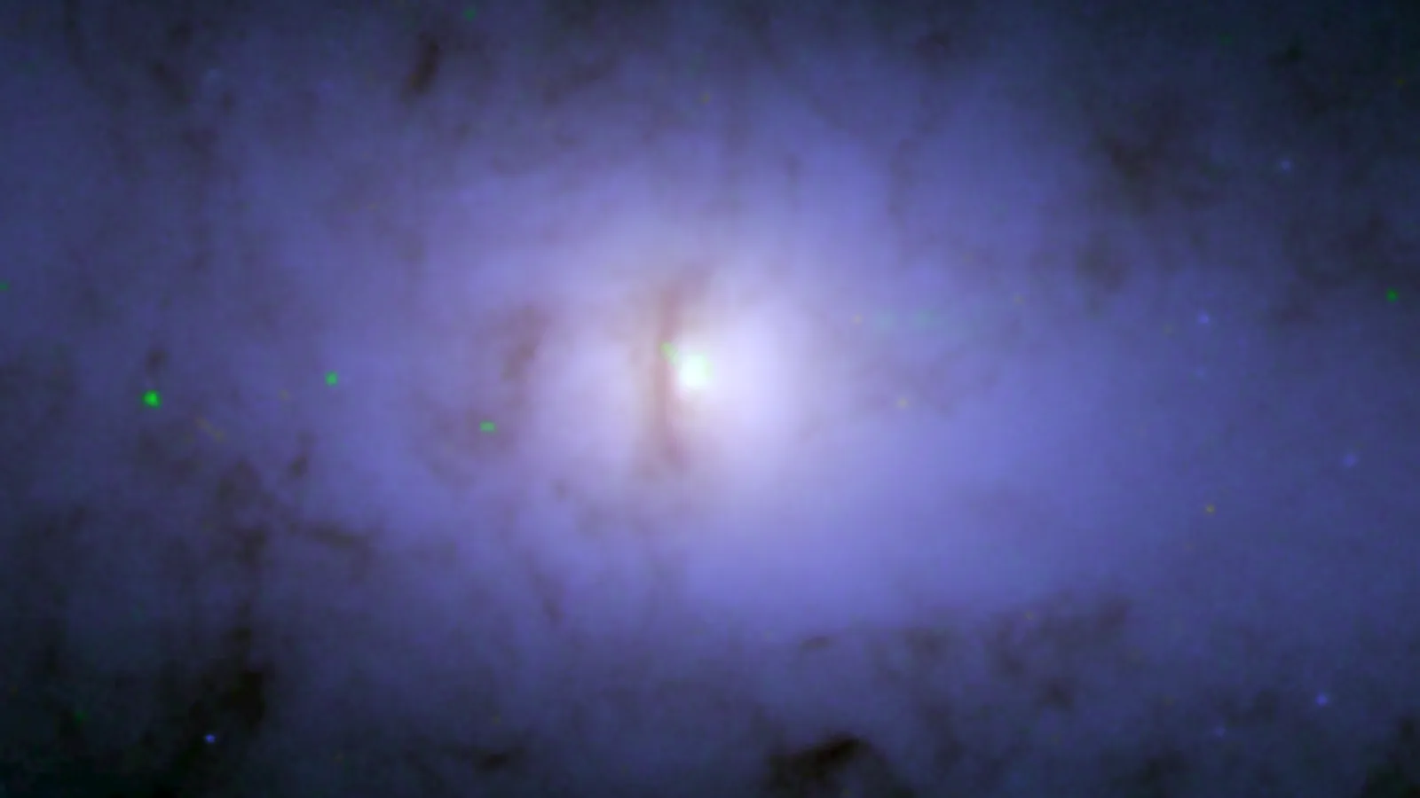 Mehr über den Artikel erfahren Hubble- und Chandra-Teleskope der NASA entdecken ein seltsames „seitwärts“ liegendes Schwarzes Loch in einem kosmischen Tatort (Bild)