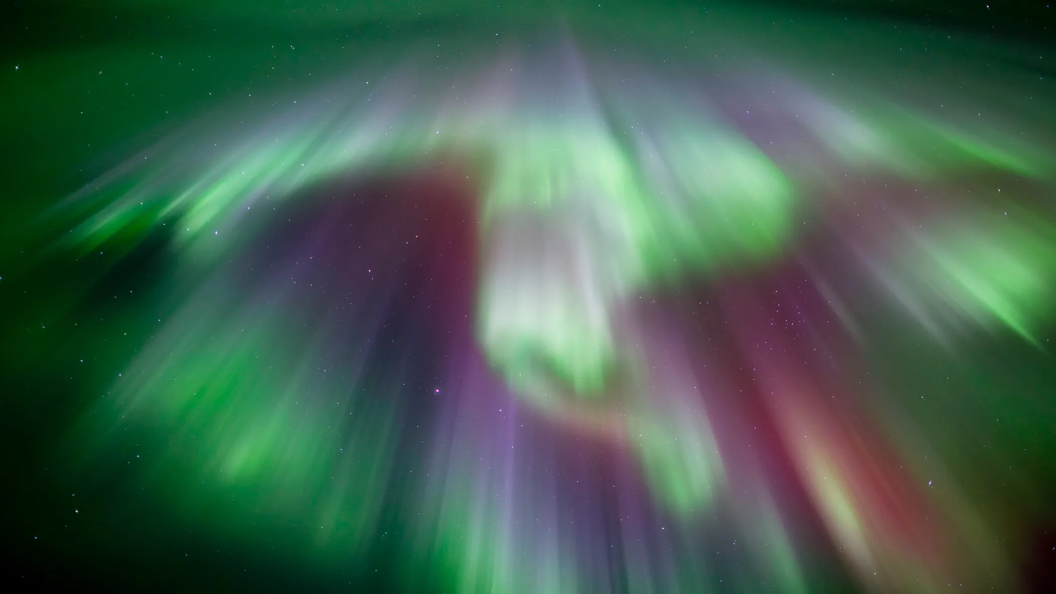 Mehr über den Artikel erfahren Aurora-Warnung – Starker geomagnetischer Sturm könnte Nordlichter bis nach Illinois am 30. und 31. Dezember entzünden