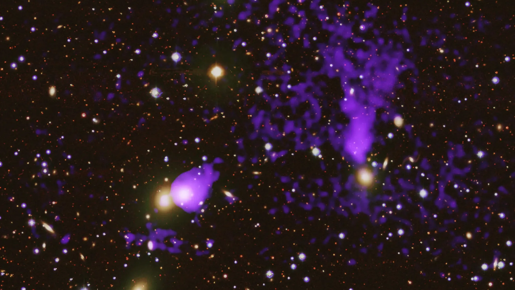 Mehr über den Artikel erfahren Das Chandra-Röntgenteleskop der NASA sieht Gasströme, die sich in einem fernen Galaxienhaufen kreuzen (Bild)