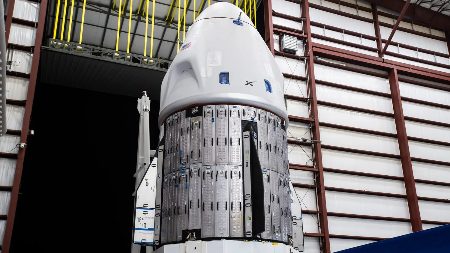 Mehr über den Artikel erfahren SpaceX Dragon-Kapsel trifft an der Startrampe für den Ax-3-Astronautenstart ein