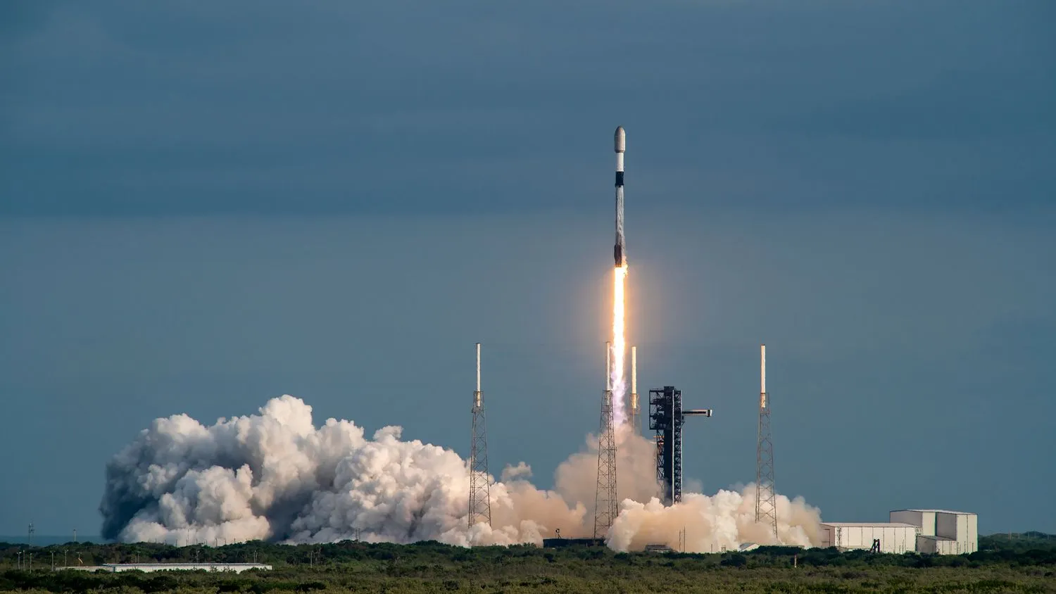 Mehr über den Artikel erfahren SpaceX startet am Dienstagmorgen 23 Starlink-Satelliten von Florida aus
