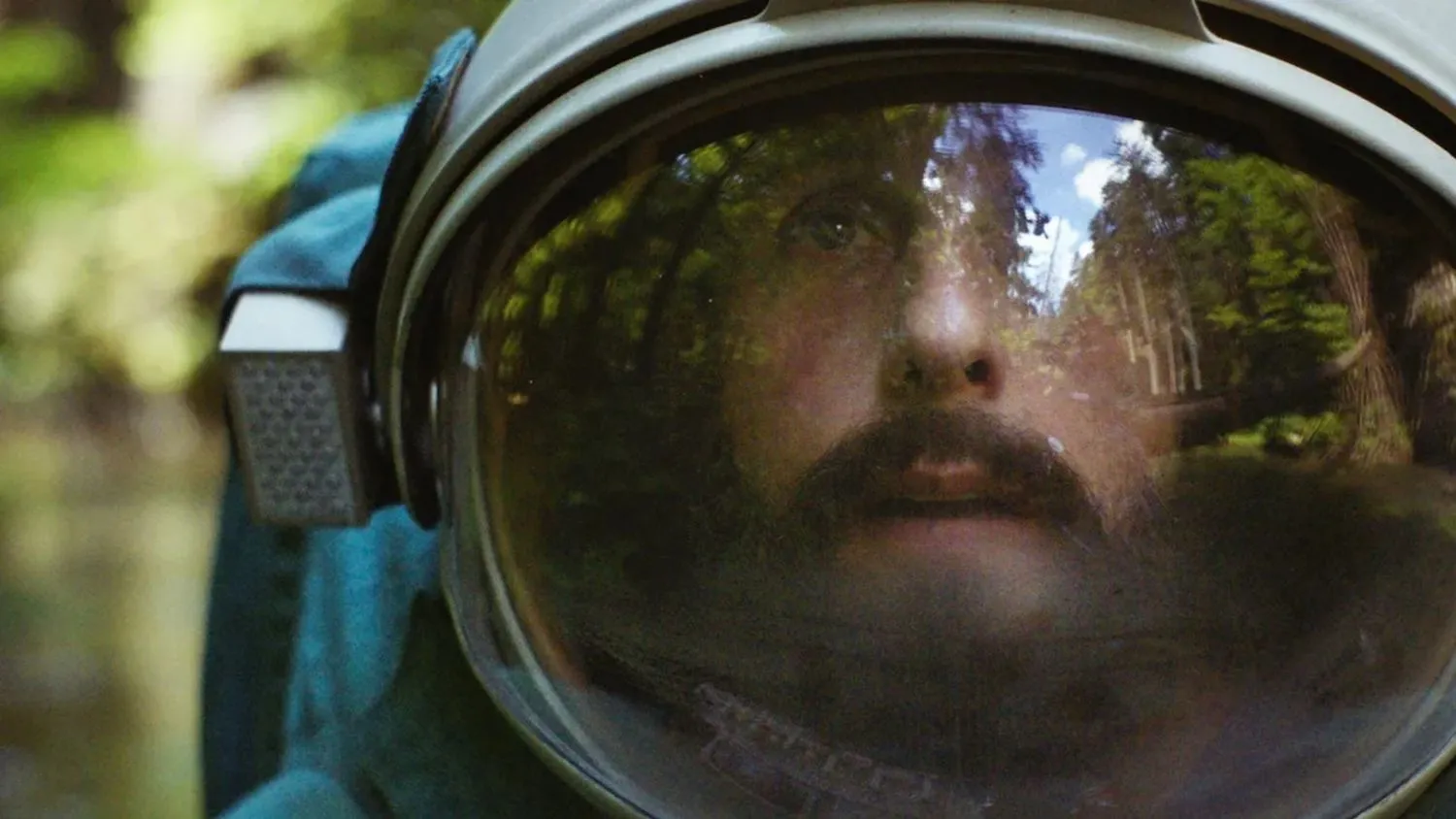Read more about the article Spaceman“: Adam Sandler glänzt in Netflix‘ düsterem Sci-Fi-Film als Kosmonaut in der Krise (Kritik)