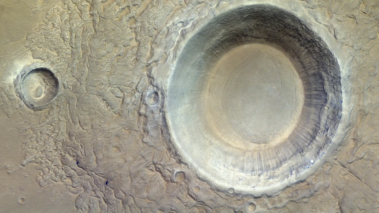 Mehr über den Artikel erfahren Ein massiver, eisiger Marskrater starrt auf einen Orbiter des Roten Planeten (Bild)