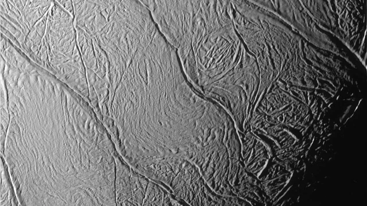 Read more about the article Tigerstreifen“ auf dem Saturnmond Enceladus könnten verraten, ob seine Ozeane bewohnbar sind