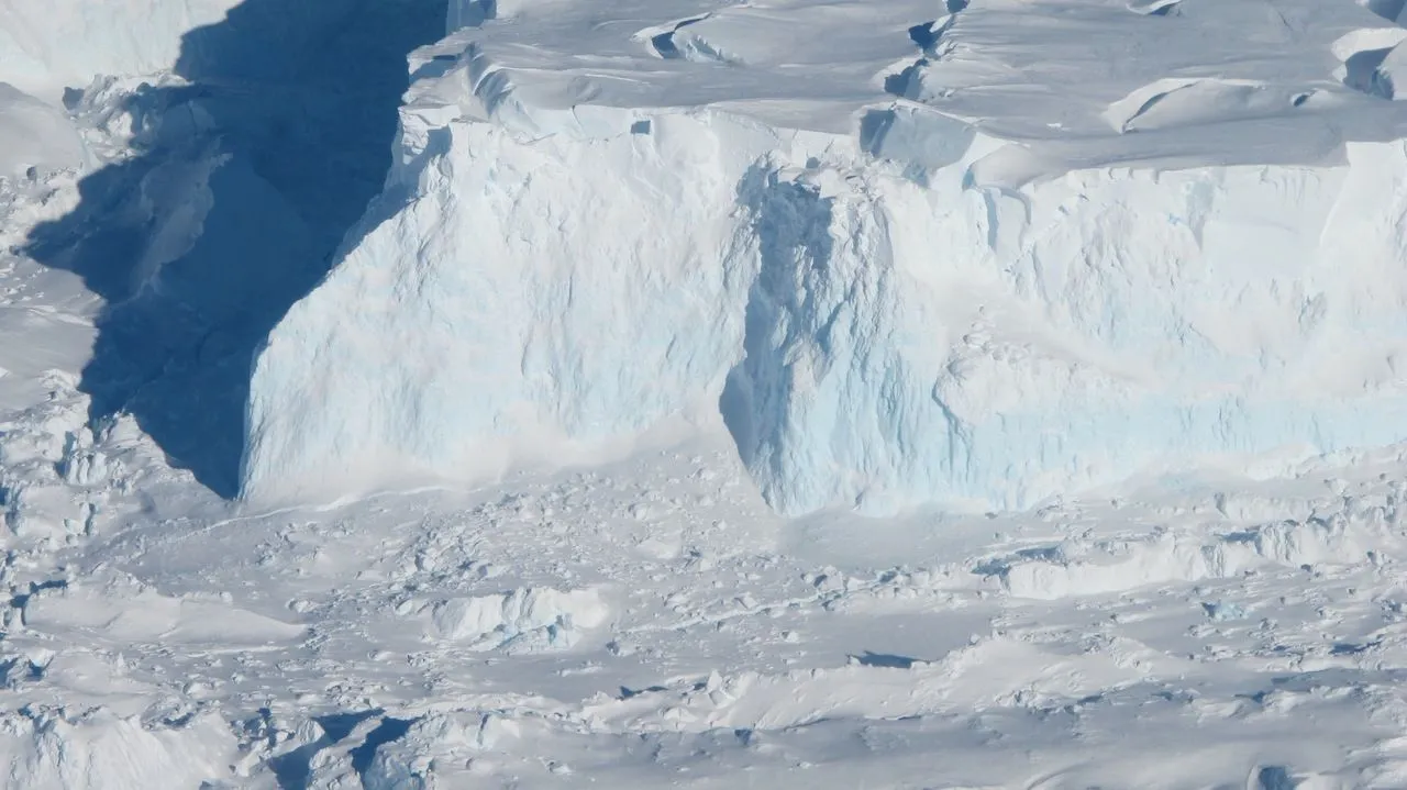Mehr über den Artikel erfahren Satellitendaten zeigen, dass der Thwaites-Gletscher in der Antarktis schneller schmilzt, als wir dachten