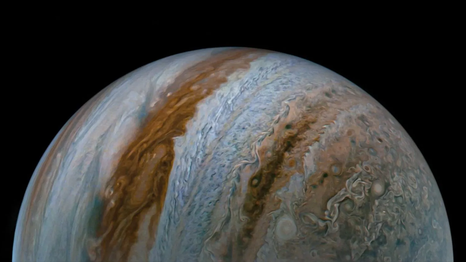 Mehr über den Artikel erfahren Seltsam fluktuierender Jet vertieft das Geheimnis des Großen Blauen Flecks auf dem Jupiter