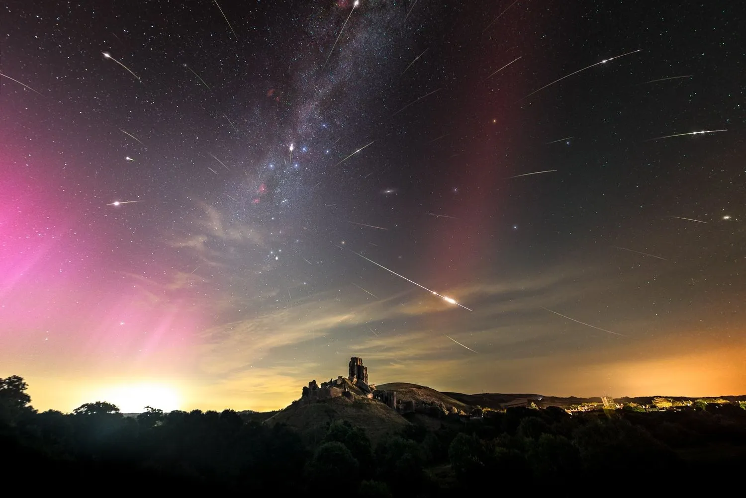 Mehr über den Artikel erfahren Einzigartiges Foto – Perseiden-Meteore, Nordlichter und ein seltener Lichtbogen leuchten über einer Burg aus dem elften Jahrhundert