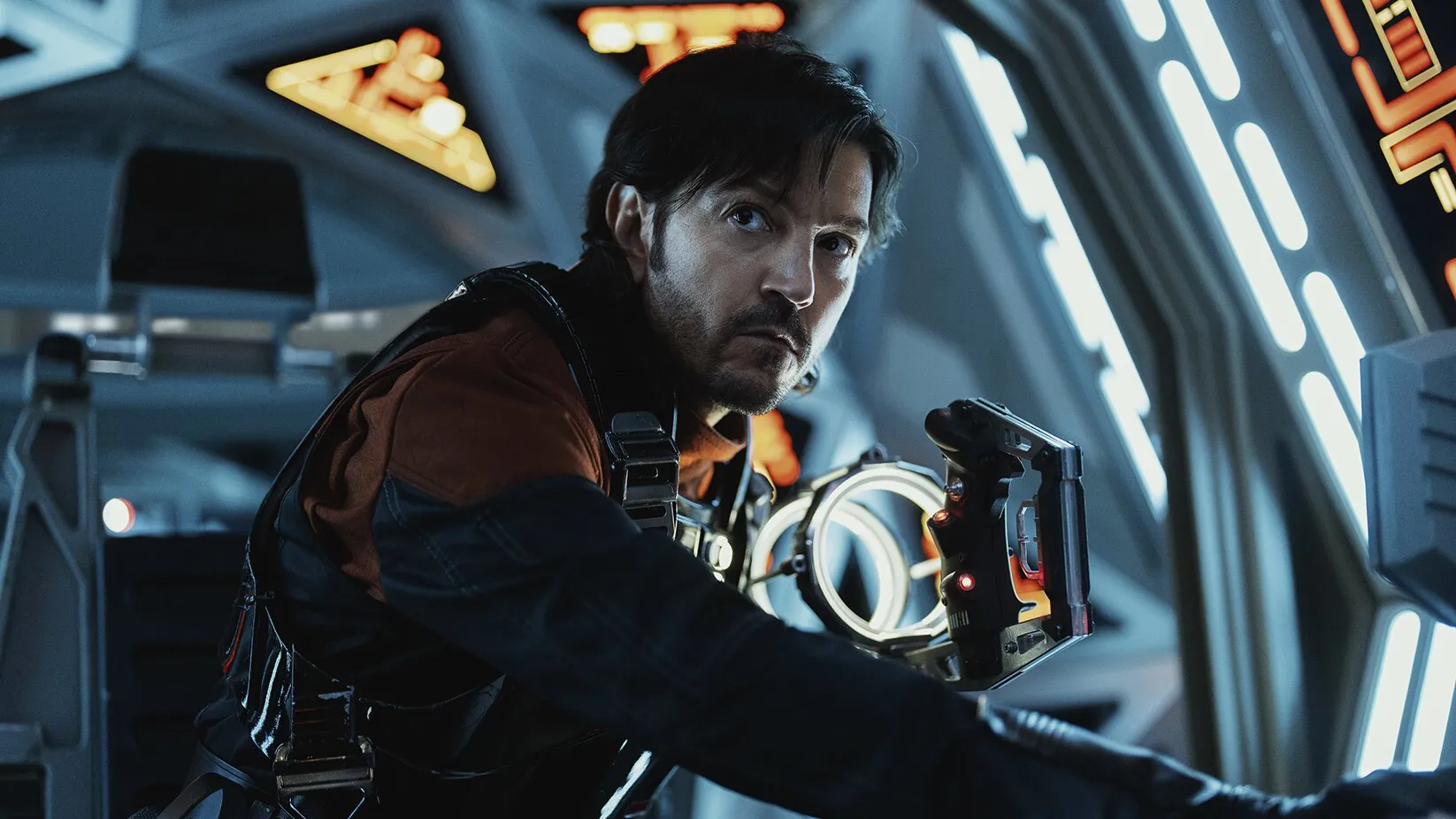 Mehr über den Artikel erfahren „Star Wars: Andor – Staffel 2 startet am 22. April 2025! Die Rebellion wächst, der Krieg droht. Cassian Andors Rolle wird entscheidend. Neue Charaktere, spannende Handlungsstränge und ein atemberaubendes Finale, das direkt in ‚Rogue One‘ übergeht. Seid bereit für das ultimative Star Wars-Abenteuer!“