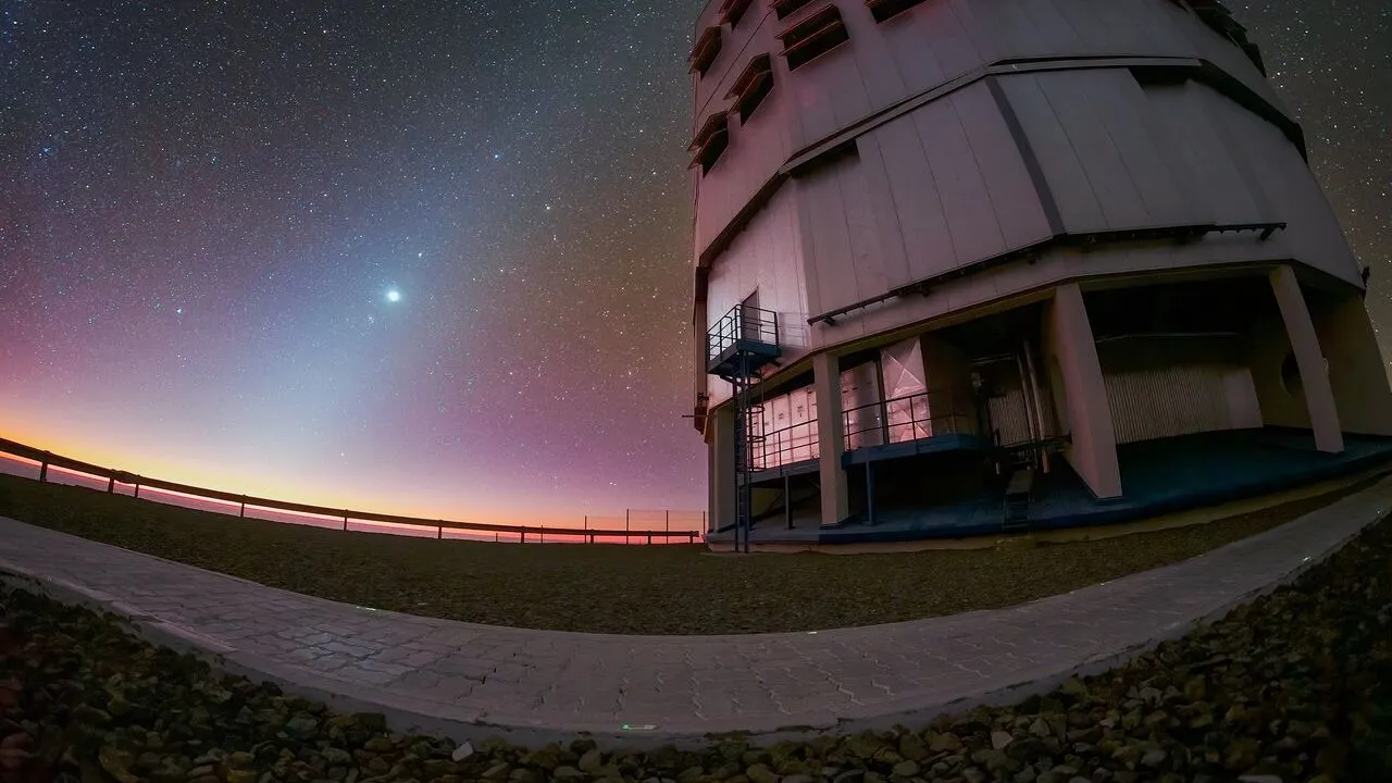 Mehr über den Artikel erfahren Geisterhaftes „Zodiakallicht“ leuchtet über dem Very Large Telescope in Chile (Foto)