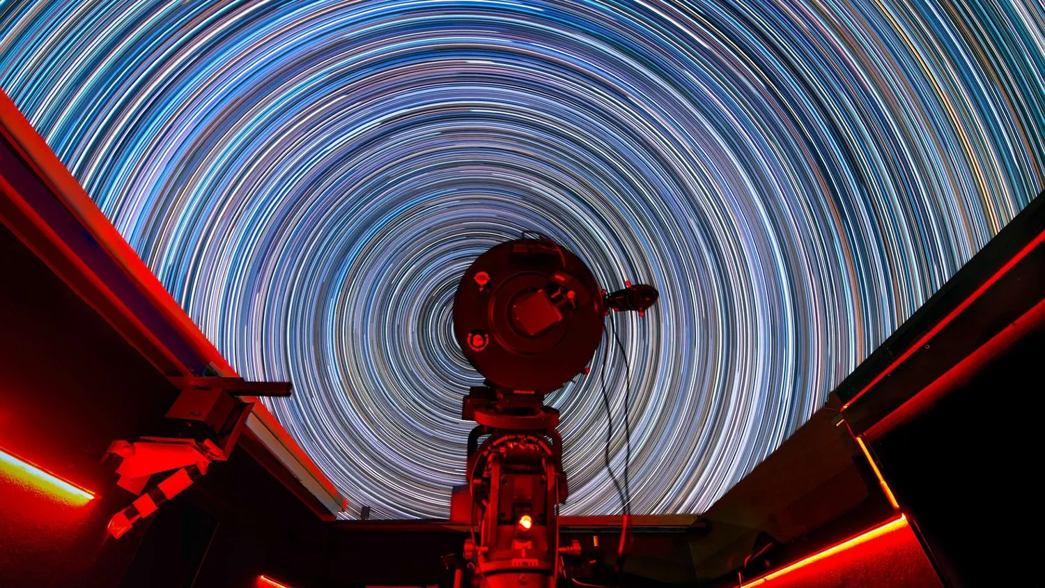 Mehr über den Artikel erfahren Atemberaubender Zeitraffer des Nachthimmels zeigt, wie bunt die Sterne wirklich sind (Foto)