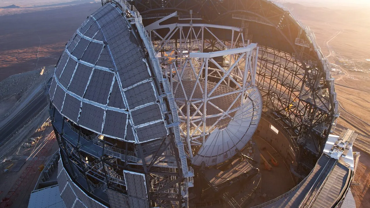 Mehr über den Artikel erfahren Ein „Riese“ erhebt sich in der Wüste: Das größte Teleskop der Welt kommt zusammen (Foto)