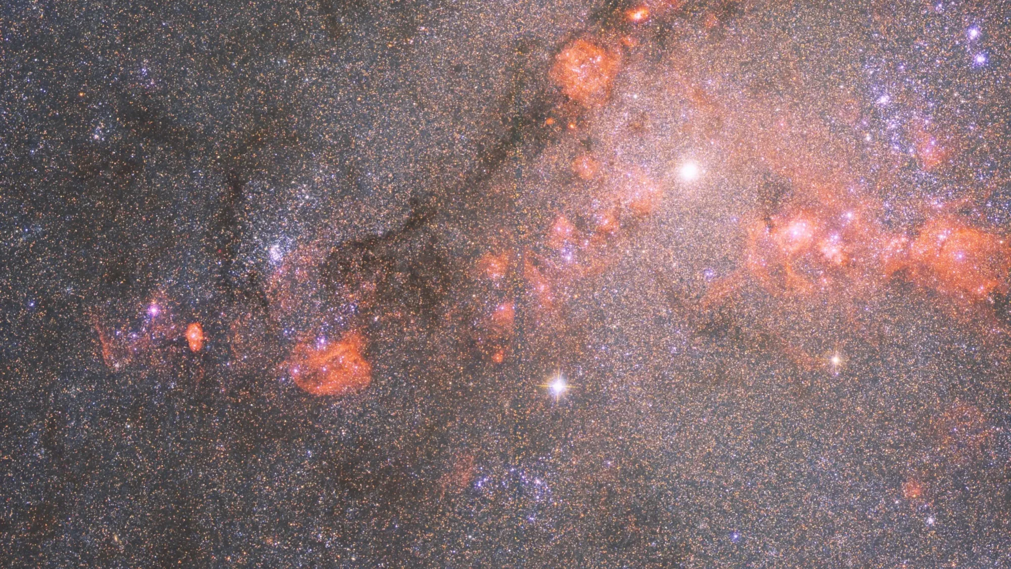 Mehr über den Artikel erfahren Sternreiche Dreiecksgalaxie leuchtet in neuem Hubble-Teleskopbild