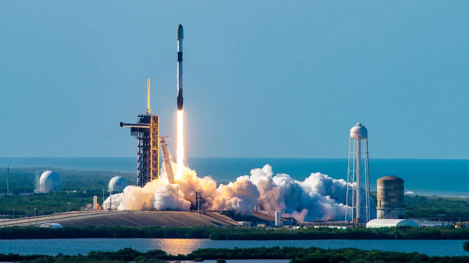 Mehr über den Artikel erfahren SpaceX Falcon 9 Rakete startet heute 2 Maxar-Satelliten auf rekordverdächtigem 20. Flug