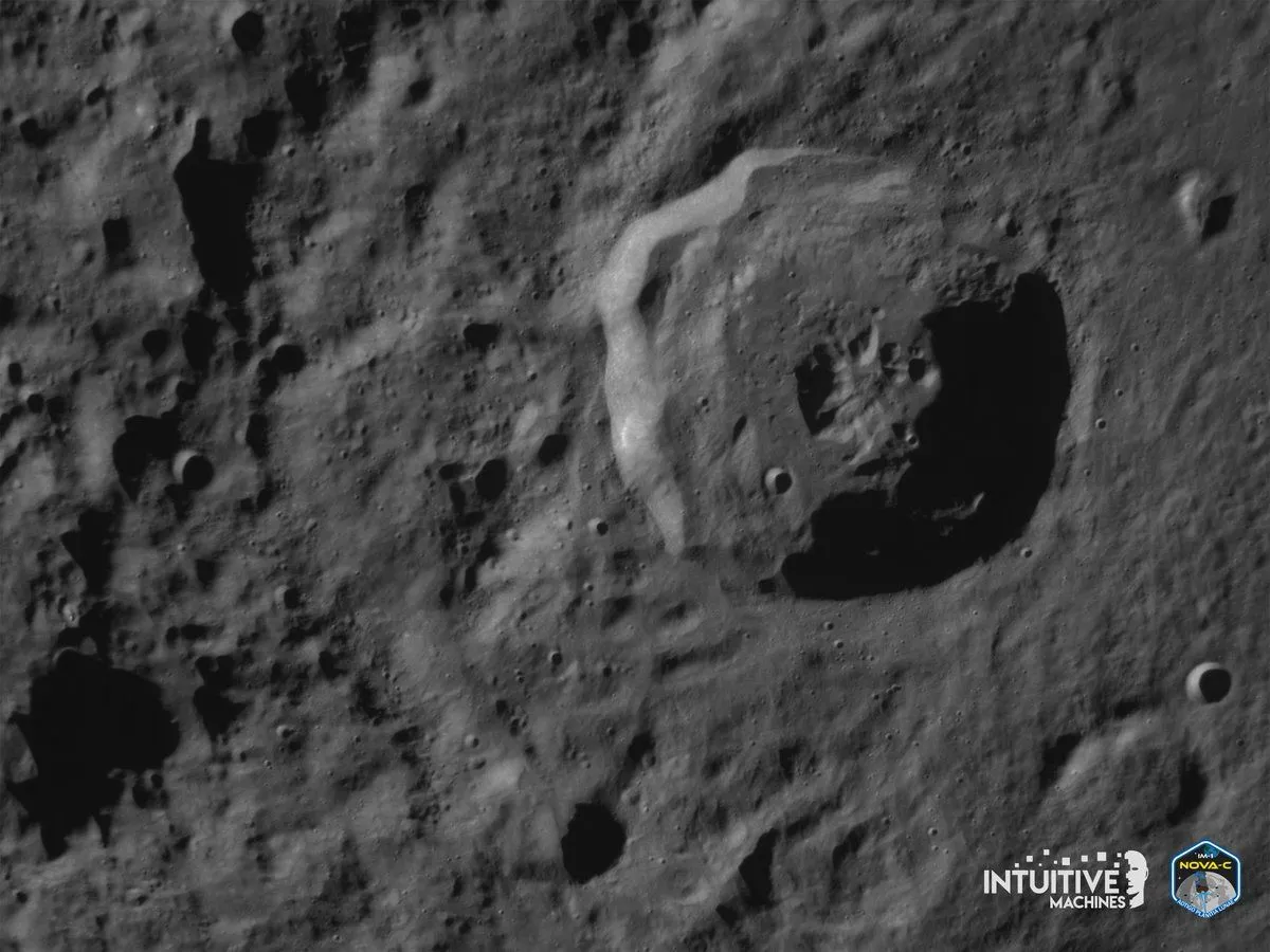 Mehr über den Artikel erfahren Intuitive Machines Mondlandefähre sendet vor dem Aufsetzen heute ein gespenstisches Kraterbild nach Hause
