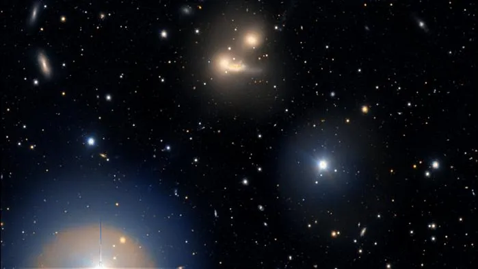 Read more about the article Das weltgrößte Teleskop für sichtbares Licht spürt einen Galaxienhaufen auf, der die Raumzeit verzerrt