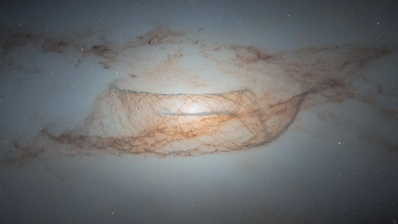 Mehr über den Artikel erfahren Die staubige Galaxie sieht auf dem neuen Hubble-Teleskop-Foto wie ein kosmisches Netz aus